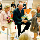 Kong Harald og Dronning Sonja møter barn på Røråstoppen skole (Foto: Håkon Mosvold Larsen / NTB scanpix)